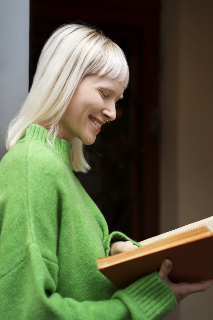 Literatur, og en dame som leser en bok